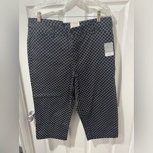 St. John’s Bay women’s capri pants, mid rise, NWT, black and white. Size 16